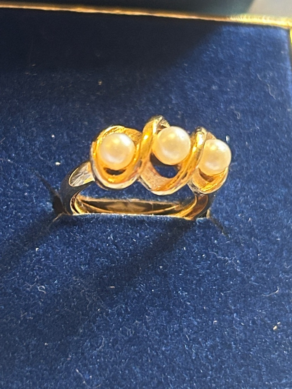 1973 Avon Vintage Gold Pearl Trio Victorian Triple Twist Ring Signed - Picture 3 of 7